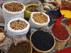 Turcijā tirgošanās ir ikdienas nodarbe vīriešiem, un tradicionālās preces,ko pārdod, ir dažādas garšvielas, kaltēti augi, rieksti, rozīnes, zirņi, lēc 3