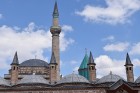 Vertikāli pilsētā iezīmē minaretu smailes, kas gluži kā zīmuļi triecas pret debesīm, atgādinot zemes dzīves laicīgumu 14