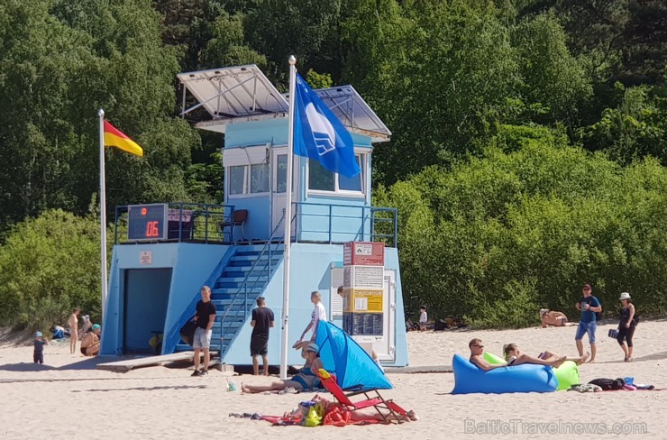 Karstais un saulainais laiks ir piepildījis Jūrmalas pludmali ar atpūtniekiem un tūristiem. Foto: Samsung Note8