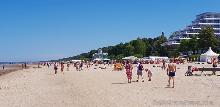 Karstais un saulainais laiks ir piepildījis Jūrmalas pludmali ar atpūtniekiem un tūristiem. Foto: Samsung Note8