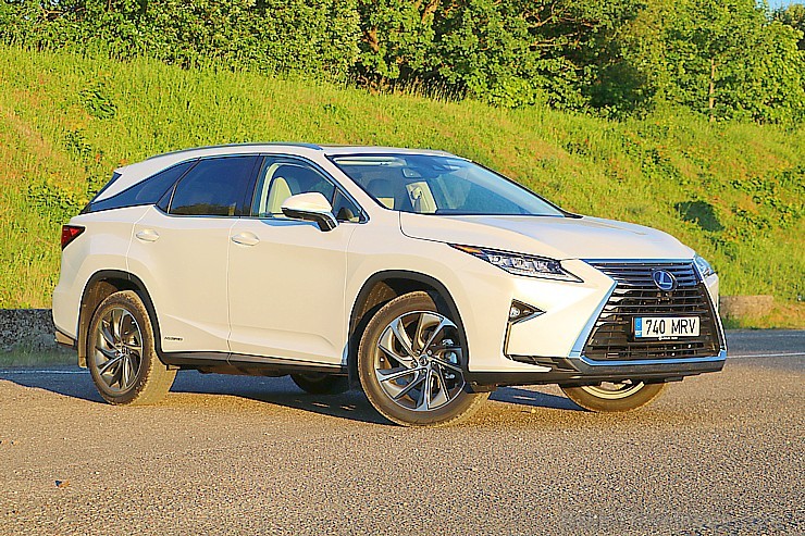 Travelnews.lv ar jauno 7-vietīgo «Lexus RX 450hL» apceļo Jelgavu, Jūrmalu, Talsus un Rīgu