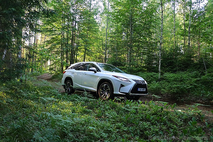 Travelnews.lv ar jauno 7-vietīgo «Lexus RX 450hL» apceļo Jelgavu, Jūrmalu, Talsus un Rīgu