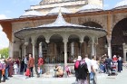 Travelnews.lv iepazīst Mevlevi jeb Rūmī mauzoleju, muzeja ēku, mošeju un centrālo laukumu. Sadarbībā ar Turkish Airlines 8