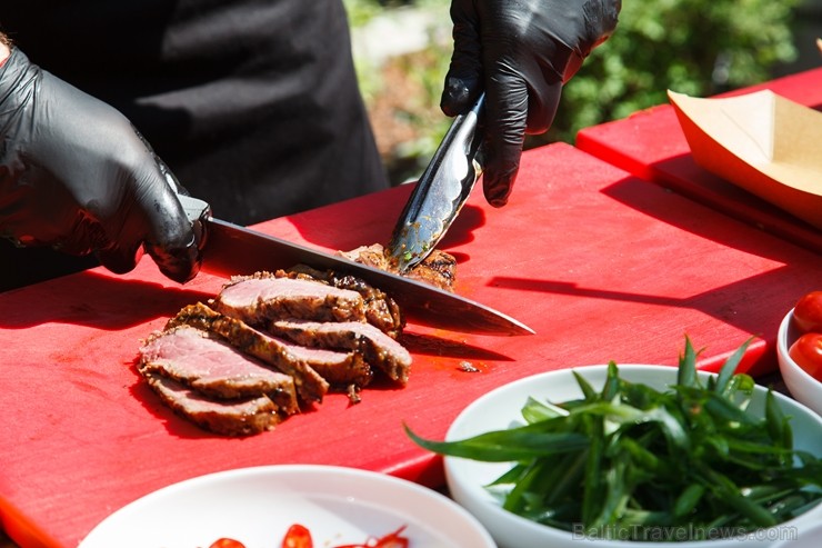 Jūrmalā grandiozi aizvada ielu ēdienu festivālu Gourmet Fair