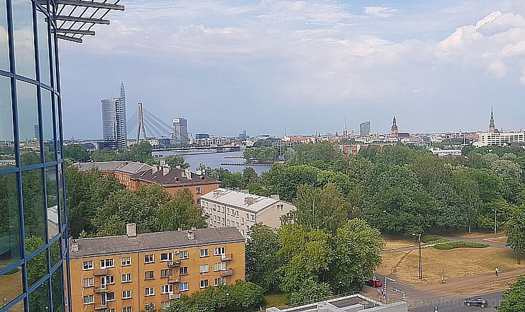 Pārdaugavas viesnīca «Bellevue Park Hotel Riga» atklāj restorāna «Le Sommet» jumta terasi ar burvīgu Rīgas skatu. Foto: Samsung Galaxy Note8 226054