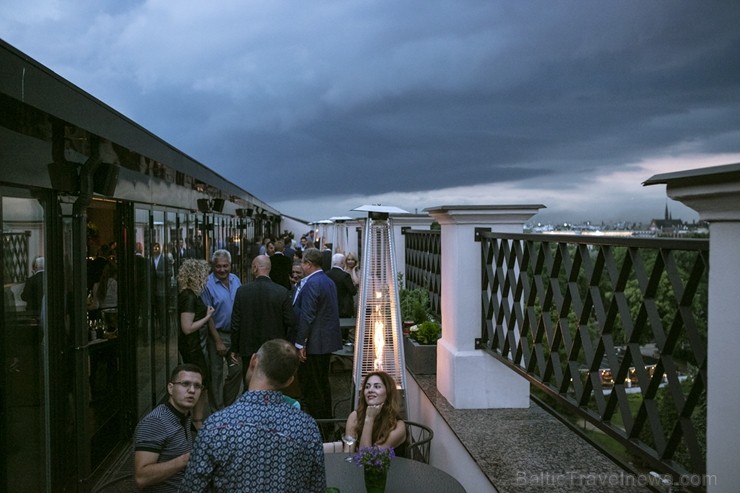 «Grand Hotel Kempinski Riga» atklāj panoramas bāru-restorānu «Stage 22»