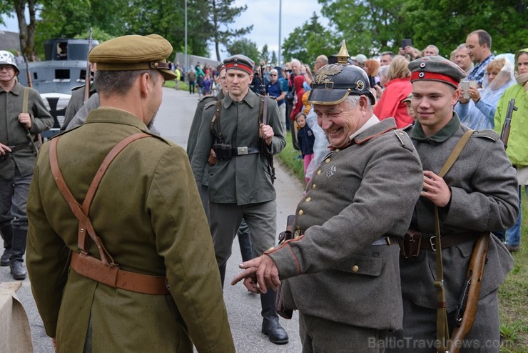 Cēsīs ar kauju rekonstrukciju un dejām, svin Latvijas Uzvaras dienu 226152