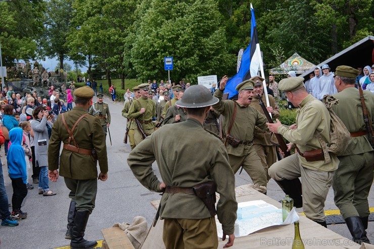 Cēsīs ar kauju rekonstrukciju un dejām, svin Latvijas Uzvaras dienu 226154