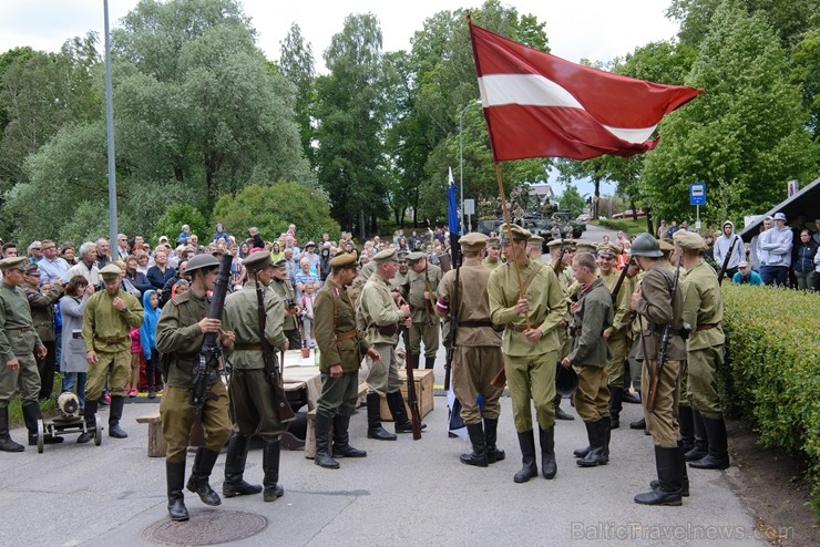 Cēsīs ar kauju rekonstrukciju un dejām, svin Latvijas Uzvaras dienu