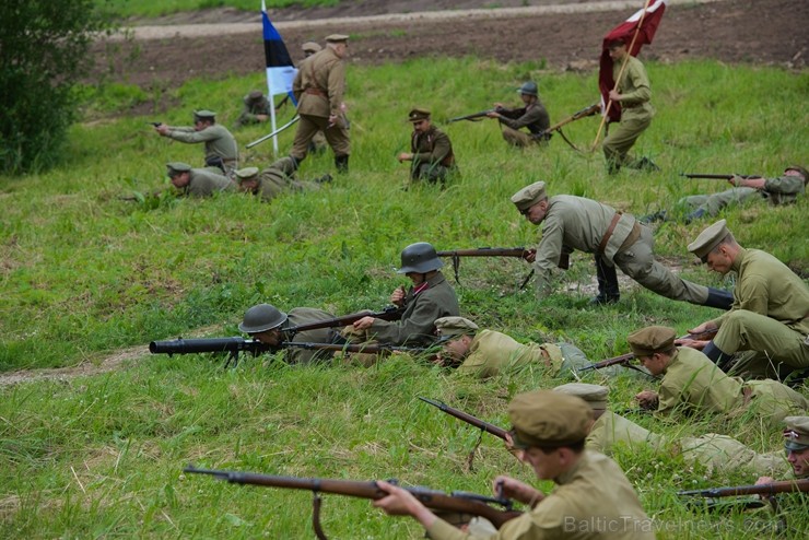 Cēsīs ar kauju rekonstrukciju un dejām, svin Latvijas Uzvaras dienu