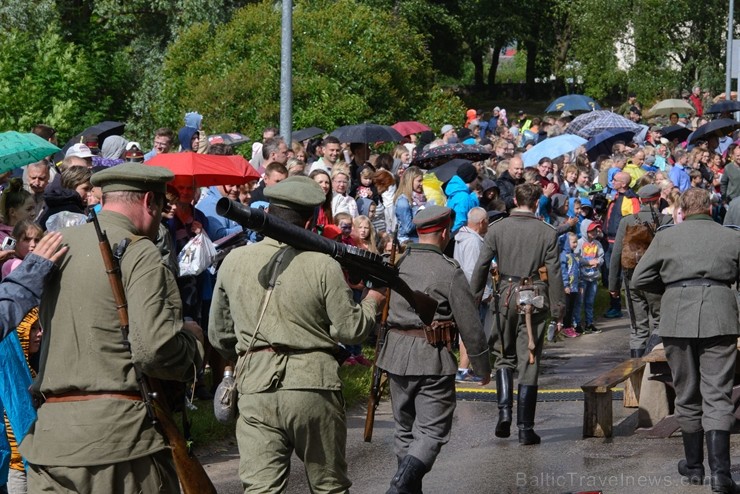 Cēsīs ar kauju rekonstrukciju un dejām, svin Latvijas Uzvaras dienu