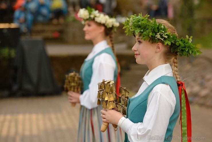 Cēsīs ar kauju rekonstrukciju un dejām, svin Latvijas Uzvaras dienu