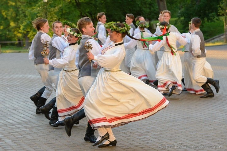 Cēsīs ar kauju rekonstrukciju un dejām, svin Latvijas Uzvaras dienu