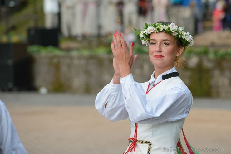 Cēsīs ar kauju rekonstrukciju un dejām, svin Latvijas Uzvaras dienu