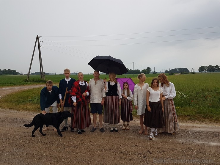 Vasaras saulgriežu laikā patriotiski noskaņoti cilvēki izgaismojuši Latviju, apejot tai apkārt 226296