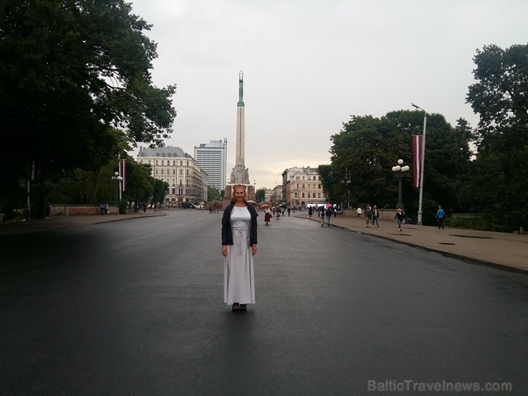 Vasaras saulgriežu laikā patriotiski noskaņoti cilvēki izgaismojuši Latviju, apejot tai apkārt