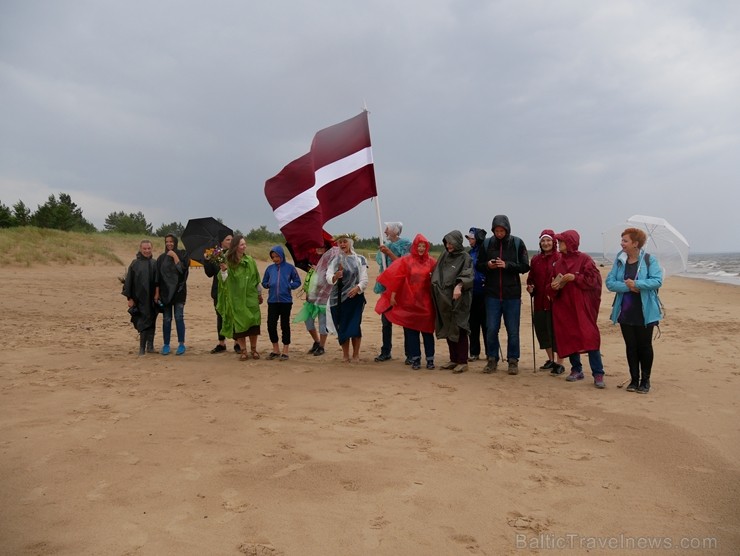 Vasaras saulgriežu laikā patriotiski noskaņoti cilvēki izgaismojuši Latviju, apejot tai apkārt