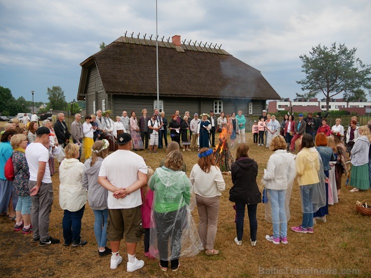 Vasaras saulgriežu laikā patriotiski noskaņoti cilvēki izgaismojuši Latviju, apejot tai apkārt