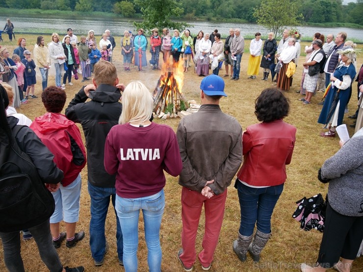 Vasaras saulgriežu laikā patriotiski noskaņoti cilvēki izgaismojuši Latviju, apejot tai apkārt