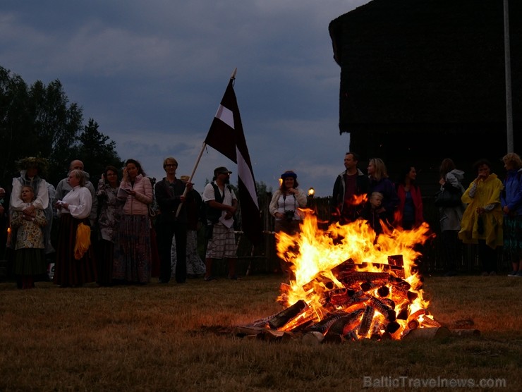 Vasaras saulgriežu laikā patriotiski noskaņoti cilvēki izgaismojuši Latviju, apejot tai apkārt