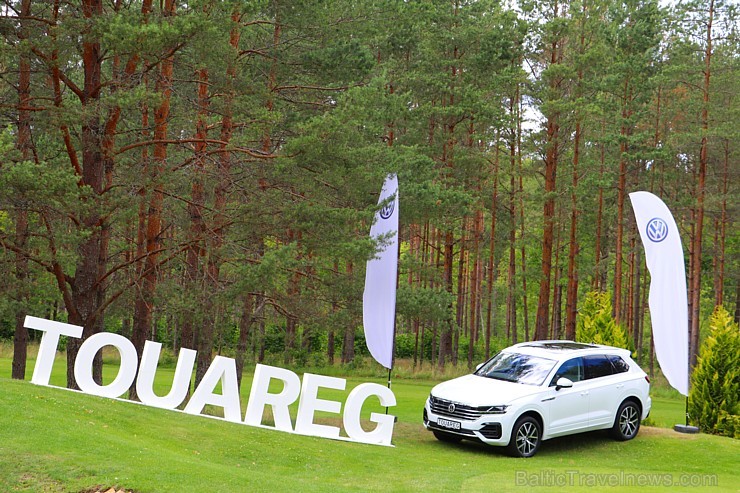 Golfa klubā «Viesturi» tiek prezentēts jaunais apvidus automobilis «Volkswagen Touareg»