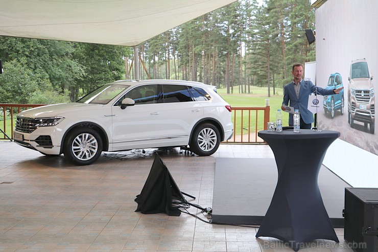 Golfa klubā «Viesturi» tiek prezentēts jaunais apvidus automobilis «Volkswagen Touareg»
