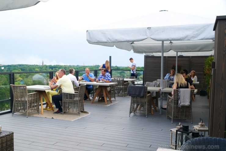 «Bellevue Park Hotel Riga» skaisto jumta terasi «Le Sommet» atklāj ar bagātīgu ballīti