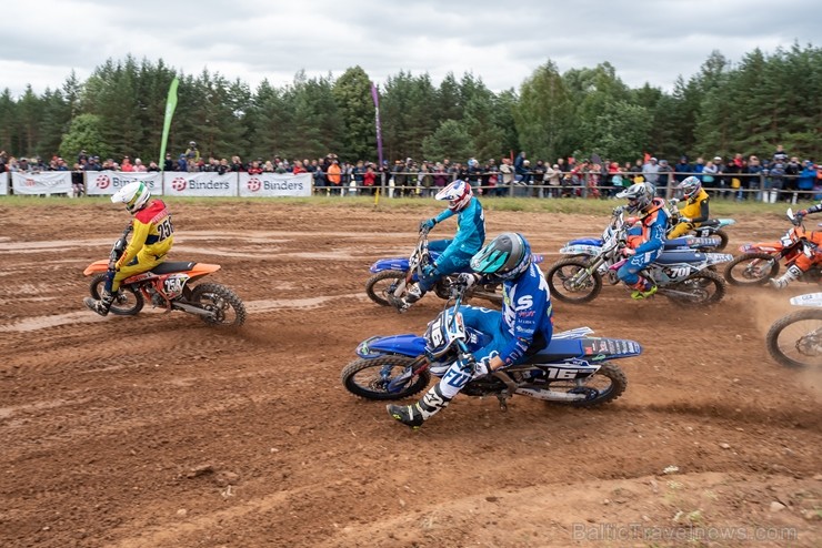 Dobelē norisinās cīņas Latvijas čempionātā motokrosā