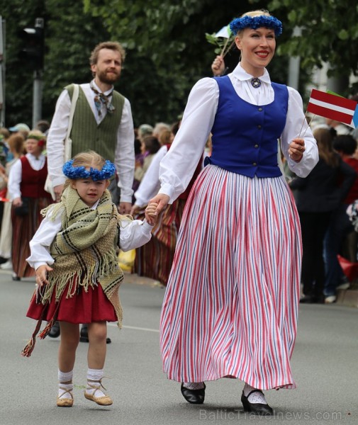 Dziesmu un deju svētku atklāšanas gājiens pulcē Rīgā visus Latvijas novadus (101-200) 226646