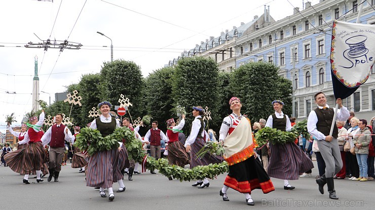 Dziesmu un deju svētku atklāšanas gājiens pulcē Rīgā visus Latvijas novadus (101-200)