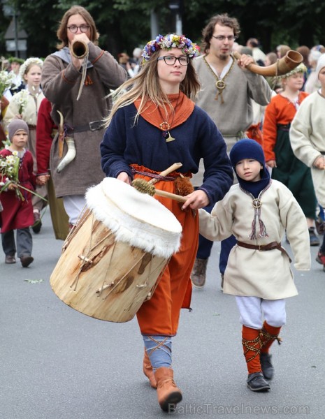 Dziesmu un deju svētku atklāšanas gājiens pulcē Rīgā visus Latvijas novadus (101-200) 226686