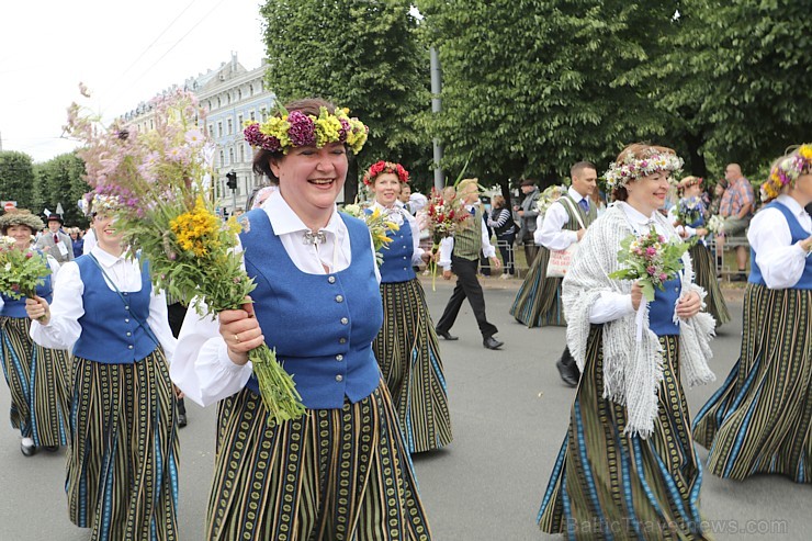 Dziesmu un deju svētku atklāšanas gājiens pulcē Rīgā visus Latvijas novadus (101-200)