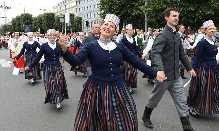 Dziesmu un deju svētku atklāšanas gājiens pulcē Rīgā visus Latvijas novadus (201-300) 226717