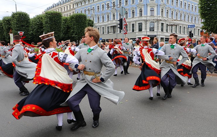 Dziesmu un deju svētku atklāšanas gājiens pulcē Rīgā visus Latvijas novadus (201-300) 226718