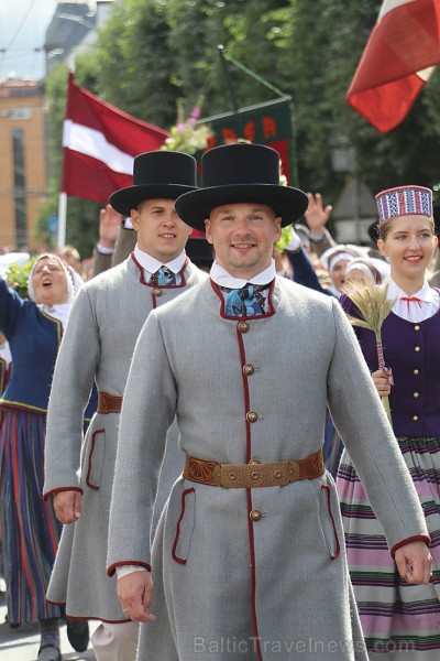 Dziesmu un deju svētku atklāšanas gājiens pulcē Rīgā visus Latvijas novadus (201-300) 226739
