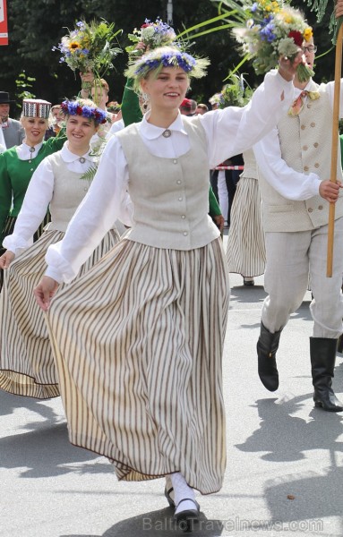 Dziesmu un deju svētku atklāšanas gājiens pulcē Rīgā visus Latvijas novadus (201-300)