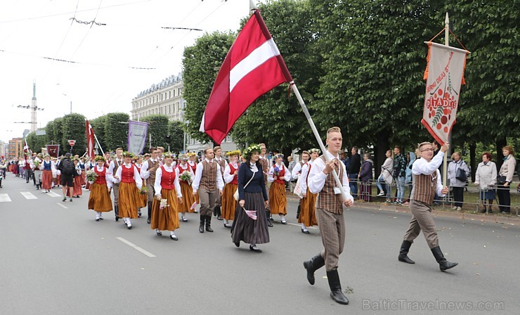 Dziesmu un deju svētku atklāšanas gājiens pulcē Rīgā visus Latvijas novadus (201-300) 226761