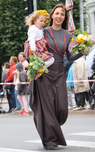 Dziesmu un deju svētku atklāšanas gājiens pulcē Rīgā visus Latvijas novadus (201-300) 226769