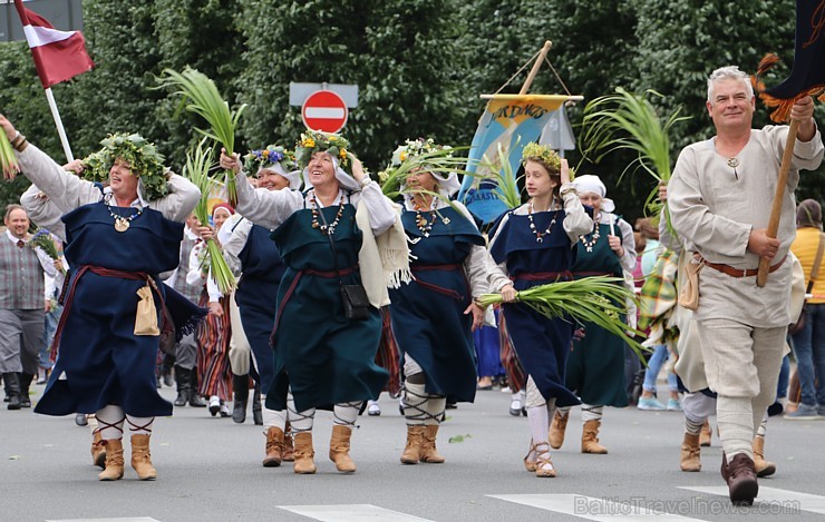 Dziesmu un deju svētku atklāšanas gājiens pulcē Rīgā visus Latvijas novadus (201-300) 226799
