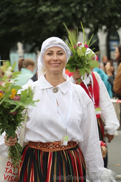 Dziesmu un deju svētku atklāšanas gājiens pulcē Rīgā visus Latvijas novadus (301-400) 226820