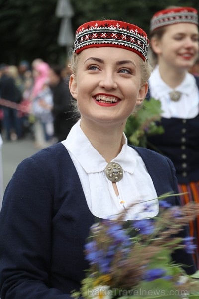 Dziesmu un deju svētku atklāšanas gājiens pulcē Rīgā visus Latvijas novadus (301-400) 226835