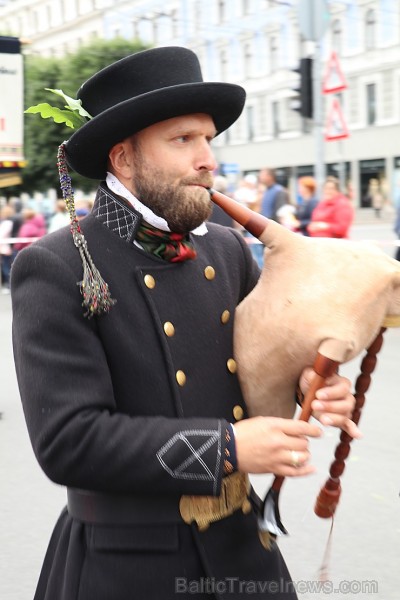 Dziesmu un deju svētku atklāšanas gājiens pulcē Rīgā visus Latvijas novadus (301-400)