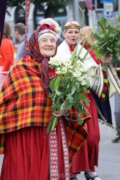 Dziesmu un deju svētku atklāšanas gājiens pulcē Rīgā visus Latvijas novadus (301-400)