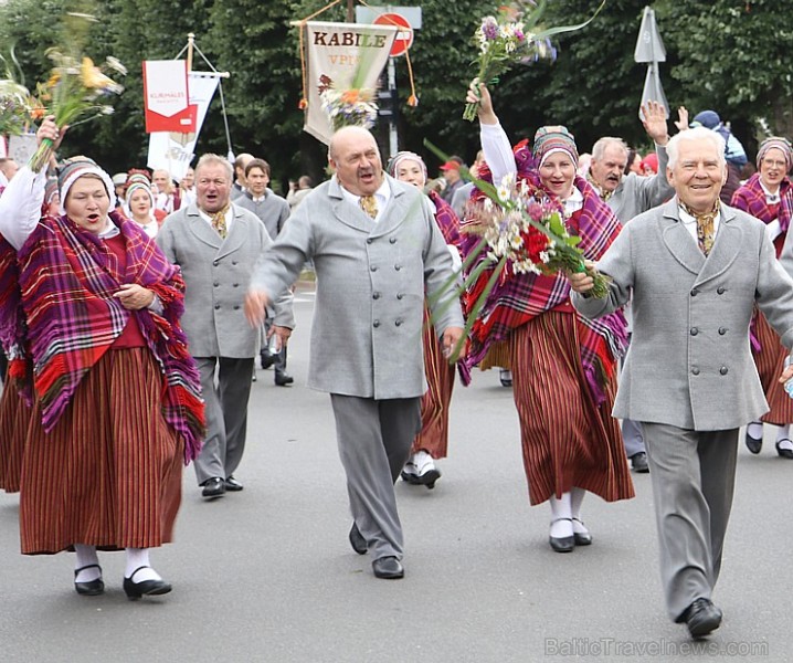 Dziesmu un deju svētku atklāšanas gājiens pulcē Rīgā visus Latvijas novadus (301-400)