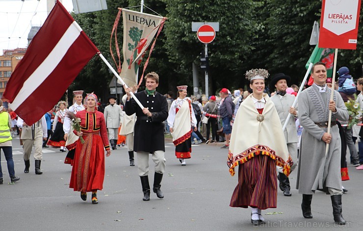 Dziesmu un deju svētku atklāšanas gājiens pulcē Rīgā visus Latvijas novadus (301-400)