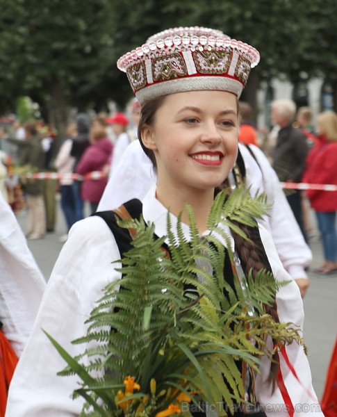 Dziesmu un deju svētku atklāšanas gājiens pulcē Rīgā visus Latvijas novadus (301-400)