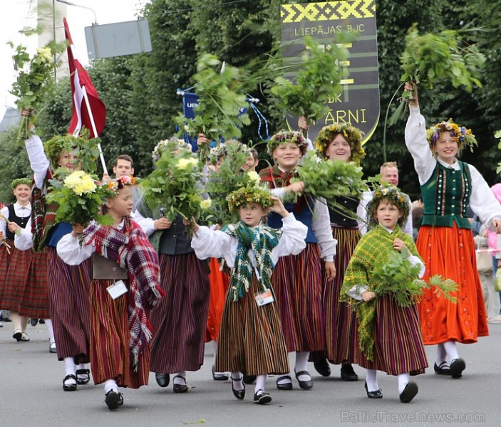 Dziesmu un deju svētku atklāšanas gājiens pulcē Rīgā visus Latvijas novadus (301-400)
