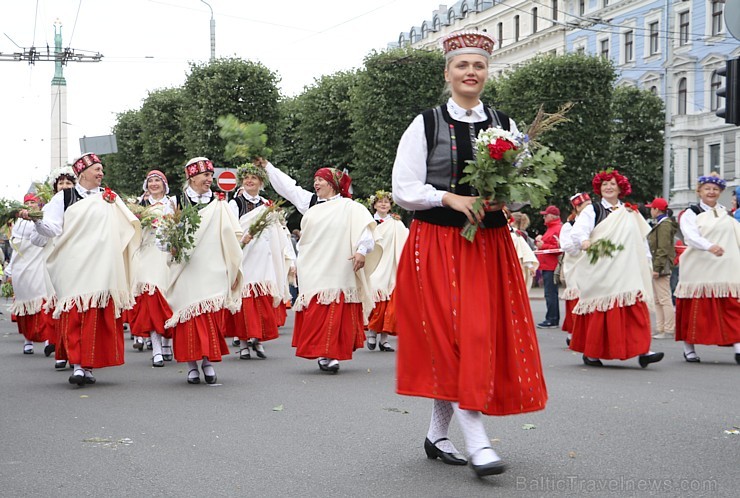 Dziesmu un deju svētku atklāšanas gājiens pulcē Rīgā visus Latvijas novadus (301-400)