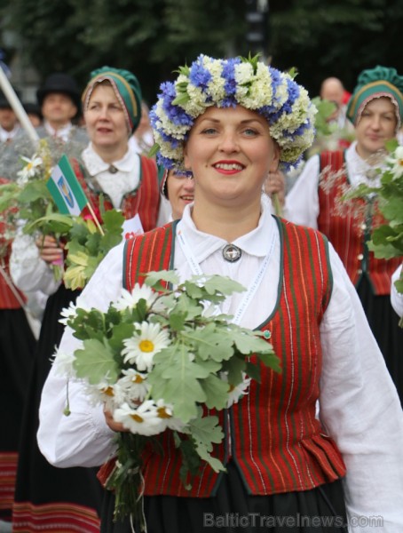 Dziesmu un deju svētku atklāšanas gājiens pulcē Rīgā visus Latvijas novadus (301-400)