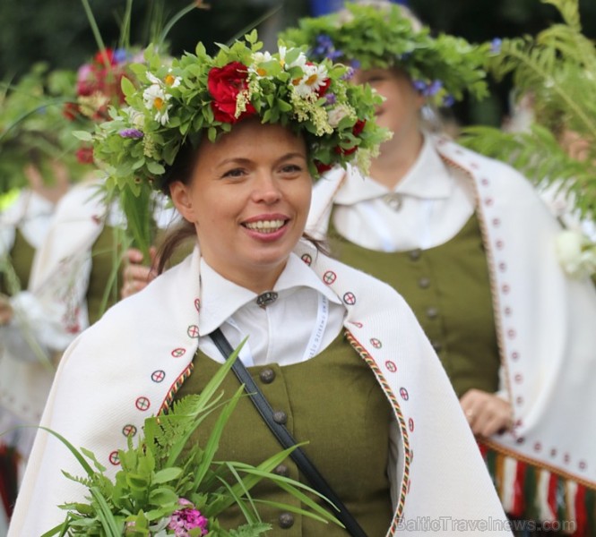 Dziesmu un deju svētku atklāšanas gājiens pulcē Rīgā visus Latvijas novadus (301-400) 226915